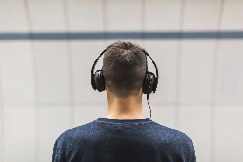 Ohren auf: Diese deutschsprachigen Podcasts dominieren 2024 die Audio-Welt